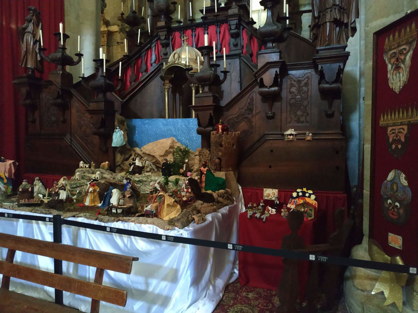 Exposición "Belenes del mundo" en la Catedral de Tui, organizada por la Asociación de Amigos de la Catedral de Tui.