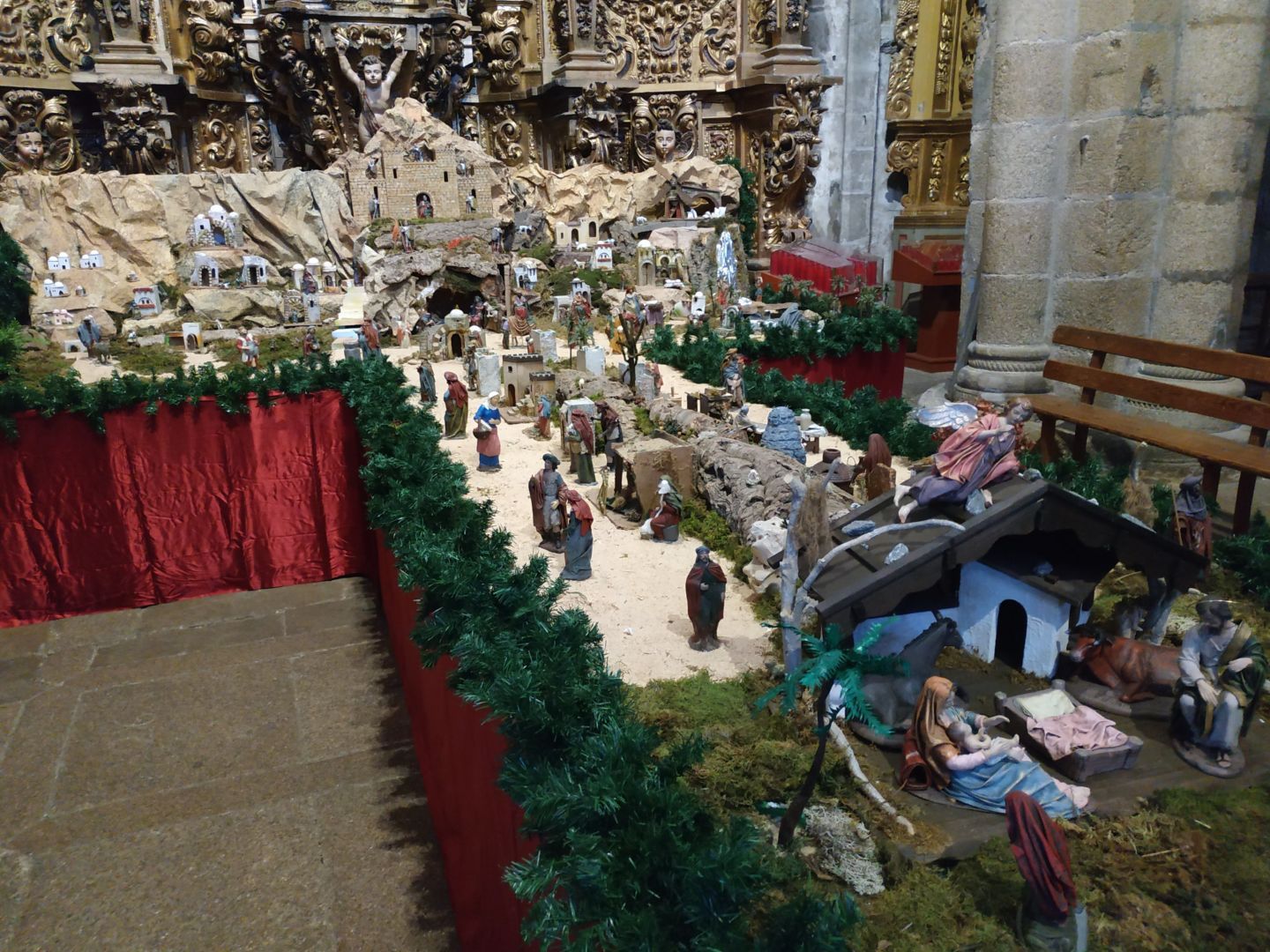 Exposición "Belenes del mundo" en la Catedral de Tui, organizada por la Asociación de Amigos de la Catedral de Tui.